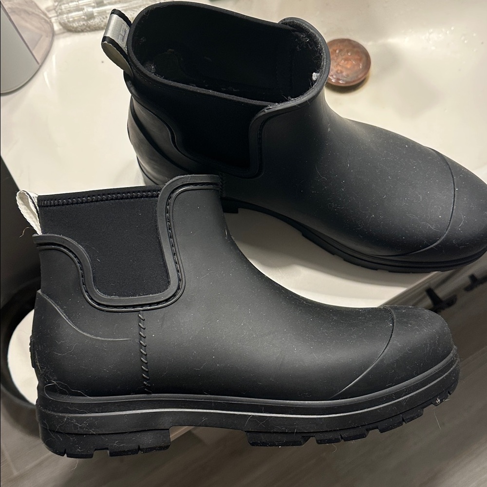 UGG Droplet Boots Womens Size 12 Black Ankle Rain Waterproof Rubber Lug Sole